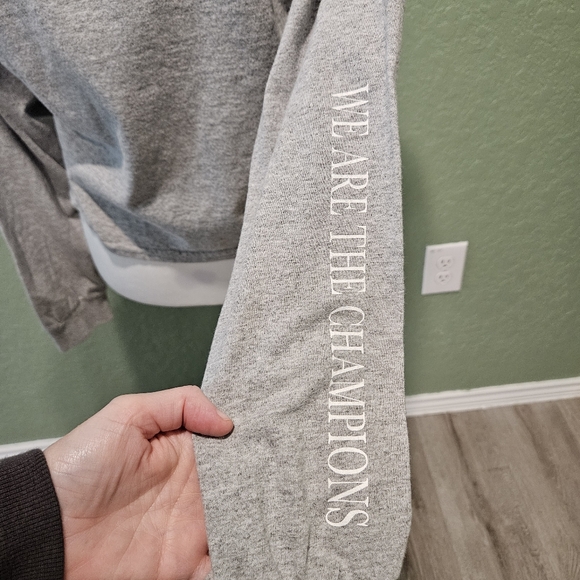 NWT -  Day Queen Crest Crop Sleeve Tee from Urban Outfitters - Picture 5 of 10